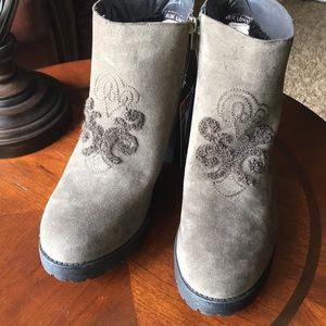 Mukluks Boots size 10